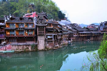  張家界國(guó)家森林公園、黃龍洞、鳳凰古城九景三晚四日游
